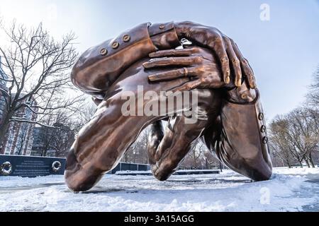 Boston, MA, USA – 11. Februar 2025 – The Embrace, eine Bronzeskulptur von Hank Willis Thomas, die auf dem Boston Common in Boston, Massachusetts, Unite, installiert wurde Stockfoto