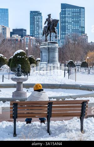 Boston, MA, USA - 11. Februar 2025 - Reiterstatue von George Washington im Boston Public Garden im Winter vor blauem Himmel und Wolkenkratzern Stockfoto