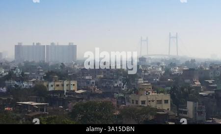Blick von oben, Howrah City, West Bengalen, Indien. Howrah ist eine 500 Jahre alte Stadt, älter als Kalkutta, die 300 Jahre alt ist. Stockfoto