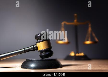 Eine Skala der Gerechtigkeit und ein hölzerner Hammer. Recht, Justiz und Rechtsfragen. Stockfoto