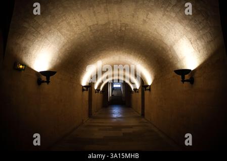 Beleuchteter Bogengang in der Panthéon-Krypta - Paris, Frankreich Stockfoto