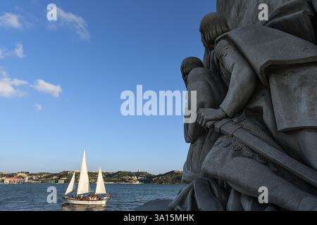 Segelboot, das auf dem Fluss Tejo am Denkmal der Entdeckungen in Belém vorbeifährt - Lissabon, Portugal Stockfoto