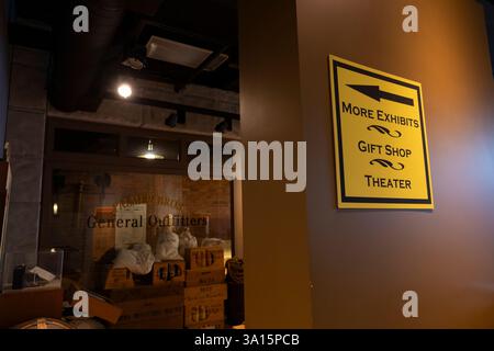 Seattle, Washington, USA. März 2025. Ausstellungen im Klondike Gold Rush National Historical Park im Pioneer Square Viertel von Seattle. Seattles Einheit des Klondike Gold Rush National Historical Park, untergebracht im Wahrzeichen Cadillac Hotel, ist eines von 34 Park Service Pachtverträgen, die die Trump-Regierung annulliert hat. Quelle: Paul Christian Gordon/Alamy Live News Stockfoto