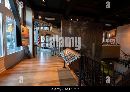 Seattle, Washington, USA. März 2025. Ein Besucher besucht den Klondike Gold Rush National Historical Park im Stadtteil Pioneer Square von Seattle. Seattles Einheit des Klondike Gold Rush National Historical Park, untergebracht im Wahrzeichen Cadillac Hotel, ist eines von 34 Park Service Pachtverträgen, die die Trump-Regierung annulliert hat. Quelle: Paul Christian Gordon/Alamy Live News Stockfoto