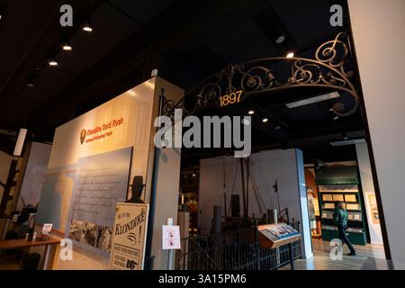 Seattle, Washington, USA. März 2025. Inneres des Klondike Gold Rush National Historical Park im Stadtteil Pioneer Square von Seattle. Seattles Einheit des Klondike Gold Rush National Historical Park, untergebracht im Wahrzeichen Cadillac Hotel, ist eines von 34 Park Service Pachtverträgen, die die Trump-Regierung annulliert hat. Quelle: Paul Christian Gordon/Alamy Live News Stockfoto