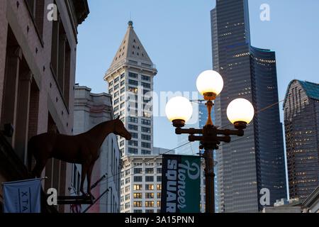 Seattle, Washington, USA. März 2025. Seattles lebhaftes Viertel Pioneer Square beherbergt den Klondike Gold Rush National Historical Park. Seattles Einheit des Klondike Gold Rush National Historical Park, untergebracht im Wahrzeichen Cadillac Hotel, ist eines von 34 Park Service Pachtverträgen, die die Trump-Regierung annulliert hat. Quelle: Paul Christian Gordon/Alamy Live News Stockfoto