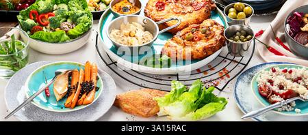 Vegetarische Gerichte auf grauem Tisch. Gesundes Lebensmittelkonzept mit Vitaminen, Ballaststoffen und Antioxidantien. Stockfoto