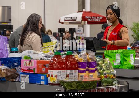 Kassierer und Kunde von Costco beim Checkout im Costco Wholesale Memoryclub Store in Buford, Georgia. (USA) Stockfoto