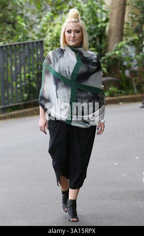 Sydney, Australien. März 2014. SYDNEY, AUSTRALIEN - 24. MÄRZ: Hayley Hasselhoff machte am Montag eine Pause von ernsthaftem Geschäft, um am 24. März 2014 im Taronga Park Zoo in Melbourne, Australien, Spaß zu haben Leute: Hayley Hasselhoff Credit: Storms Media Group/Alamy Live News Stockfoto