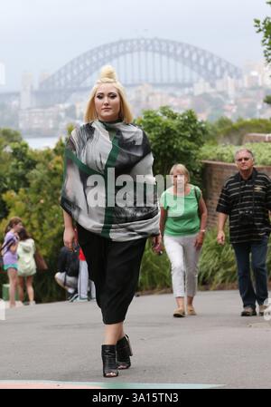 Sydney, Australien. März 2014. SYDNEY, AUSTRALIEN - 24. MÄRZ: Hayley Hasselhoff machte am Montag eine Pause von ernsthaftem Geschäft, um am 24. März 2014 im Taronga Park Zoo in Melbourne, Australien, Spaß zu haben Leute: Hayley Hasselhoff Credit: Storms Media Group/Alamy Live News Stockfoto