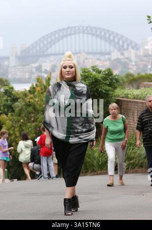 Sydney, Australien. März 2014. SYDNEY, AUSTRALIEN - 24. MÄRZ: Hayley Hasselhoff machte am Montag eine Pause von ernsthaftem Geschäft, um am 24. März 2014 im Taronga Park Zoo in Melbourne, Australien, Spaß zu haben Leute: Hayley Hasselhoff Credit: Storms Media Group/Alamy Live News Stockfoto