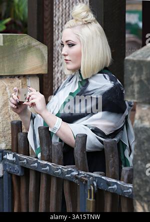 Sydney, Australien. März 2014. SYDNEY, AUSTRALIEN - 24. MÄRZ: Hayley Hasselhoff machte am Montag eine Pause von ernsthaftem Geschäft, um am 24. März 2014 im Taronga Park Zoo in Melbourne, Australien, Spaß zu haben Leute: Hayley Hasselhoff Credit: Storms Media Group/Alamy Live News Stockfoto
