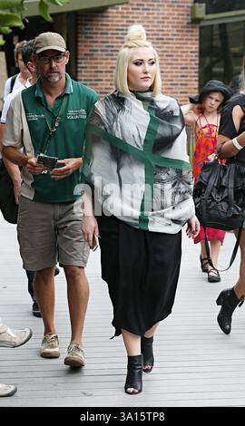 Sydney, Australien. März 2014. SYDNEY, AUSTRALIEN - 24. MÄRZ: Hayley Hasselhoff machte am Montag eine Pause von ernsthaftem Geschäft, um am 24. März 2014 im Taronga Park Zoo in Melbourne, Australien, Spaß zu haben Leute: Hayley Hasselhoff Credit: Storms Media Group/Alamy Live News Stockfoto