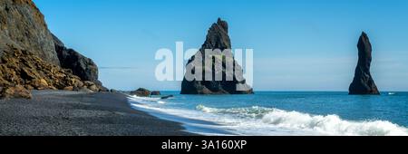 Panoramalandschaft von Reynisfjara, einem berühmten schwarzen Sandstrand an der Südküste Islands Stockfoto