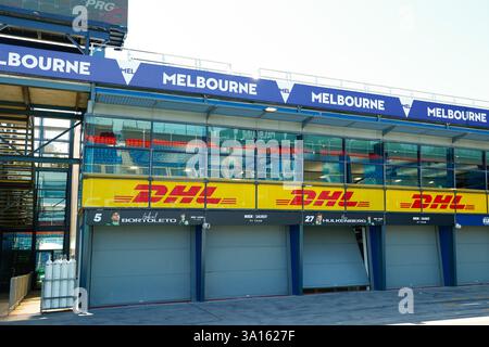 Melbourne, Australien. März 2025. Die Garagen von Gabriel Bortoleto aus Brasilien und Nico Hulkenberg aus Deutschland und dem Kick sauber Team sind abgebildet, während die Vorbereitungen auf der Albert Park Grand Prix Circuit für den Formel-1-Grand-Prix 2025 in Australien vom 13. Bis 16. März laufen. Quelle: SOPA Images Limited/Alamy Live News Stockfoto