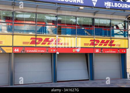 Melbourne, Australien. März 2025. Die Garagen von Lewis Hamilton aus Großbritannien und Charles Leclerc aus Monaco und dem Scuderia Ferrari HP Team sind abgebildet, während die Vorbereitungen auf der Albert Park Grand Prix Circuit für den Grand Prix von Australien 2025 vom 13. Bis 16. März laufen. Quelle: SOPA Images Limited/Alamy Live News Stockfoto