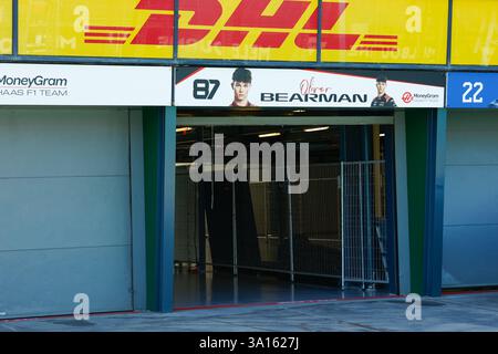 Melbourne, Australien. März 2025. Die Garage von Oliver Bearman aus Großbritannien und dem MoneyGram Haas F1-Team ist abgebildet, während die Rennvorbereitungen auf dem Albert Park Grand Prix Circuit für den australischen Formel-1-Grand-Prix 2025 laufen, der vom 13. Bis 16. März stattfindet. Quelle: SOPA Images Limited/Alamy Live News Stockfoto