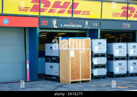 Melbourne, Australien. März 2025. Die Garage des neuseeländischen Liam Lawson und des Oracle Red Bull Racing Teams ist abgebildet, während die Vorbereitungen auf der Albert Park Grand Prix Circuit für den Formel 1 Grand Prix von Australien 2025 laufen, der vom 13. Bis 16. März stattfindet. Quelle: SOPA Images Limited/Alamy Live News Stockfoto