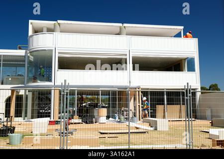 Melbourne, Australien. März 2025. Die Arbeiter schließen den Bau von Unterhaltungseinrichtungen an der Rennstrecke ab. Auf dem Albert Park Grand Prix Circuit für den Formel 1 Grand Prix von Australien 2025, der vom 13. Bis 16. März stattfindet, werden die Rennstrecken vorbereitet. Quelle: SOPA Images Limited/Alamy Live News Stockfoto