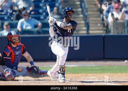 Tampa, FL USA; New York Yankees Third Base Jazz Chisholm Jr. (13) macht sich am Donnerstag, den 6. März 2025 im George Steinbrenner Field auf die erste Basis während eines MLB-Frühjahrstrainings gegen die Minnesota Twins. Die Zwillinge schlugen die Yankees mit 8:4. (Kim Hukari/Bild des Sports) Stockfoto