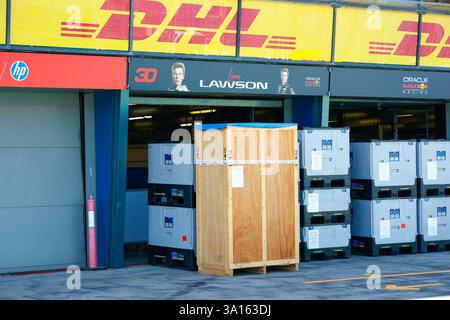 Melbourne, Australien. März 2025. Die Garage des neuseeländischen Liam Lawson und des Oracle Red Bull Racing Teams ist abgebildet, während die Vorbereitungen auf der Albert Park Grand Prix Circuit für den Formel 1 Grand Prix von Australien 2025 laufen, der vom 13. Bis 16. März stattfindet. (Foto: George Hitchens/SOPA Images/SIPA USA) Credit: SIPA USA/Alamy Live News Stockfoto