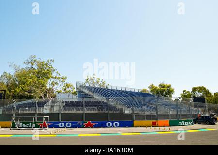 Melbourne, Australien. März 2025. Eine neue Tribüne wird in Kurve 4 der Albert Park Street Circuit gebaut, da die Streckenvorbereitungen auf dem Albert Park Grand Prix Circuit für den australischen Formel 1 Grand Prix 2025 laufen, der vom 13. Bis 16. März stattfindet. (Foto: George Hitchens/SOPA Images/SIPA USA) Credit: SIPA USA/Alamy Live News Stockfoto