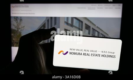 Deutschland. Dezember 2024. Auf dieser Abbildung befindet sich ein Mobiltelefon mit dem Logo des japanischen Unternehmens Nomura Real Estate Holdings Inc. Auf dem Bildschirm vor der Webseite. (Credit Image: © Timon Schneider/SOPA Images via ZUMA Press Wire) NUR REDAKTIONELLE VERWENDUNG! Nicht für kommerzielle ZWECKE! Stockfoto