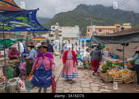 Peru, andenkordillera, Colca-Tal, Chivay, andenfrauen in traditioneller Kleidung auf einem Freiluftmarkt Stockfoto