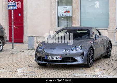 Nancy, Frankreich - Blick auf eine graue alpine A110 auf einem Parkplatz. Stockfoto