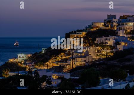 IOS, Griechenland - 8. September 2024 : fantastische Aussicht auf verschiedene beleuchtete Hotels und Restaurants neben dem Strand von Mylopotas in iOS Griechenland Stockfoto