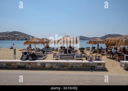 IOS, Griechenland - 5. September 2024 : Blick auf eine Strandbar mit Liegestühlen und Sonnenschirmen am Strand von Gialos in iOS Griechenland Stockfoto