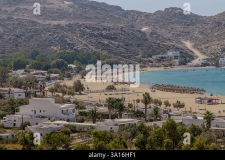 IOS, Griechenland - 6. September 2024 : Panoramablick auf den berühmten Sandstrand von Mylopotas in iOS Griechenland Stockfoto