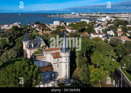 Frankreich, Charente-Maritime, Royan, Villa im Wohngebiet Parc Oasis, Villa Le NID d’Aigle (um 1890), Hafen und Herz der Stadt im Hintergrund Stockfoto