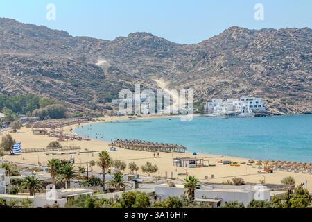 IOS, Griechenland - 6. September 2024 : Panoramablick auf den berühmten Sandstrand von Mylopotas in iOS Griechenland Stockfoto