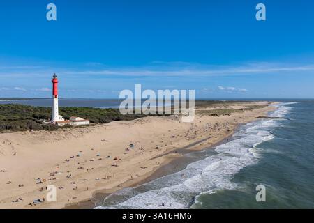 Frankreich, Charente-Maritime, Royan, La Tremblade, Leuchtturm La Coubre mit Blick auf den Strand und die Wild Coast (Luftblick) Stockfoto