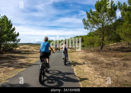 Frankreich, Charente-Maritime, Royan, Les Mathes, Radfahrer auf der Vélodyssée, dem EuroVelo1-Radweg, der nördlich von La Palmyre am Atlantik verläuft Stockfoto