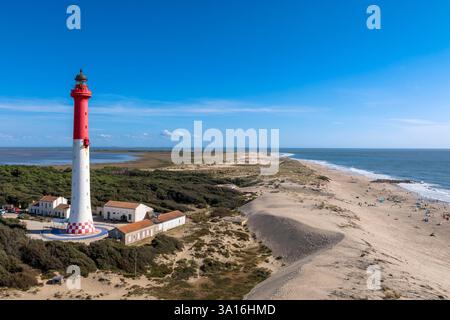 Frankreich, Charente-Maritime, Royan, La Tremblade, La Coubre Leuchtturm mit Blick auf den Strand und die wilde Küste in Richtung Pointe de la Coubre (aus der Vogelperspektive) Stockfoto
