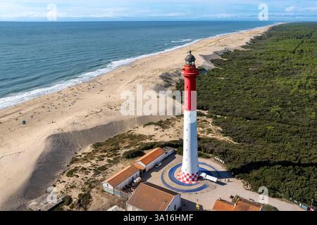Frankreich, Charente-Maritime, Royan, La Tremblade, Leuchtturm La Coubre mit Blick auf den Strand und die Wild Coast (Luftblick) Stockfoto