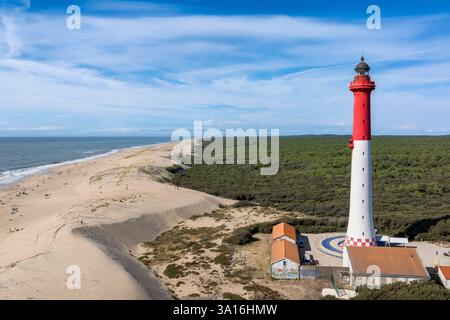 Frankreich, Charente-Maritime, Royan, La Tremblade, Leuchtturm La Coubre mit Blick auf den Strand und die Wild Coast (Luftblick) Stockfoto