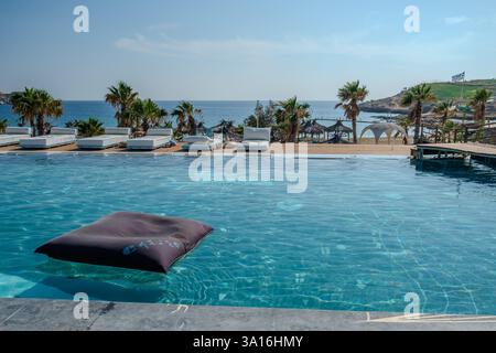 IOS, Griechenland - 6. September 2024 : Blick auf einen fantastischen Außenpool mit Blick auf den Strand Koumbara in iOS Griechenland Stockfoto