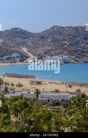 IOS, Griechenland - 6. September 2024 : Panoramablick auf den berühmten Sandstrand von Mylopotas in iOS Griechenland Stockfoto