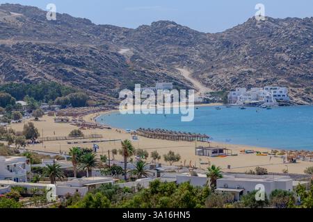 IOS, Griechenland - 6. September 2024 : Panoramablick auf den berühmten Sandstrand von Mylopotas in iOS Griechenland Stockfoto