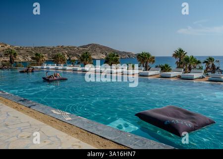 IOS, Griechenland - 6. September 2024 : Blick auf einen fantastischen Außenpool mit Blick auf den Strand Koumbara in iOS Griechenland Stockfoto