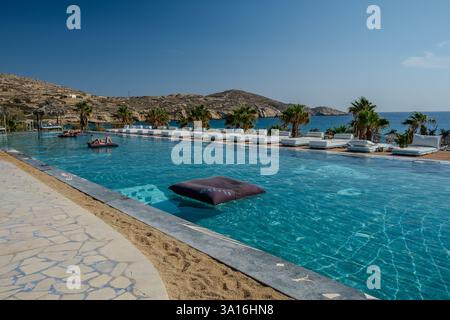 IOS, Griechenland - 6. September 2024 : Blick auf einen fantastischen Außenpool mit Blick auf den Strand Koumbara in iOS Griechenland Stockfoto