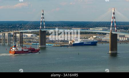 Frankreich, Loire Atlantique, die Saint-Nazaire-Brücke und der Hafen von Saint-Nazaire im Hintergrund (Luftaufnahme) Stockfoto