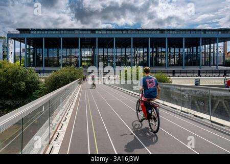Frankreich, Loire Atlantique, Nantes, Ile de Nantes, die Fußgängerbrücke Victor Schoelcher über die Loire, die zum Palais de Justice (Law Courts) des Architekten Jean Nouvel im Hintergrund führt Stockfoto