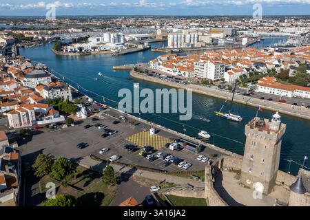 Frankreich, Vendee, Les Sables d'Olonne, Boote im Zugangskanal zu den Häfen und der Arundel-Turm aus dem 14. Jahrhundert, ein ehemaliger Donjon, der in einen Leuchtturm und ein Meeresmuseum umgewandelt wurde (aus der Vogelperspektive) Stockfoto