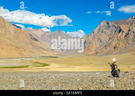 Indien, Ladakh State, Trans-Himalaya, Motorradtour auf Royal enfield von Padum nach Lamayuru, Zanskar Valley, Zankla, Motorrad Stockfoto