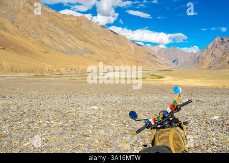 Indien, Ladakh State, Trans-Himalaya, Motorradtour auf Royal enfield von Padum nach Lamayuru, Zanskar Valley, Zankla, Motorrad Stockfoto