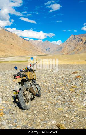 Indien, Ladakh State, Trans-Himalaya, Motorradtour auf Royal enfield von Padum nach Lamayuru, Zanskar Valley, Zankla, Motorrad Stockfoto